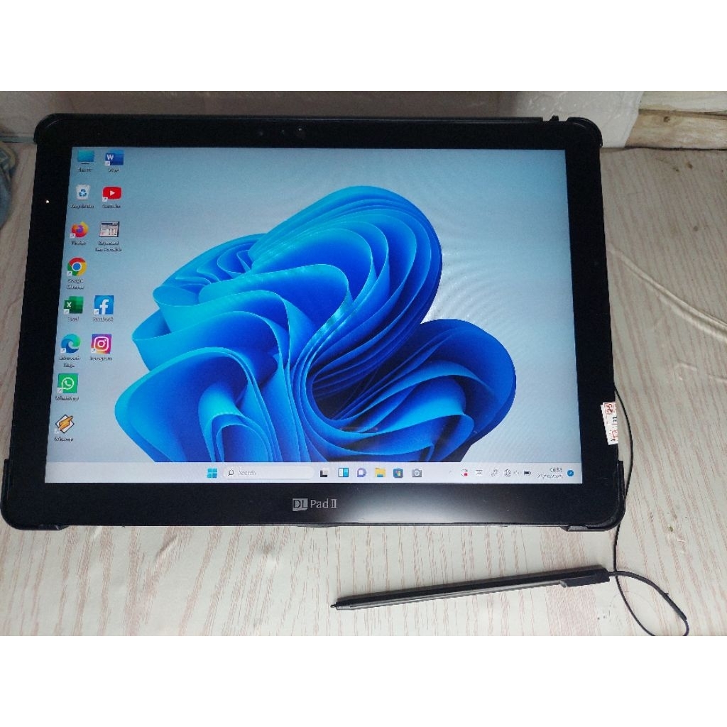 Laptop / Tablet Windows Second Berkualitas Fujitsu V727 Core M-3 RAM 8GB SSD 256GB Mulus Normal