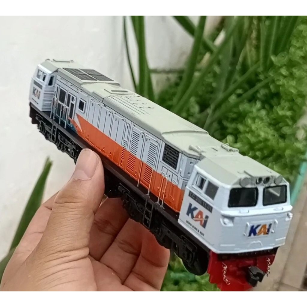 Miniatur Lokomotif CC206