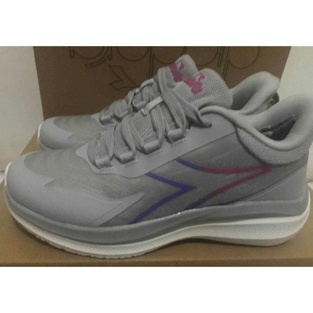 Sepatu Diadora wanita