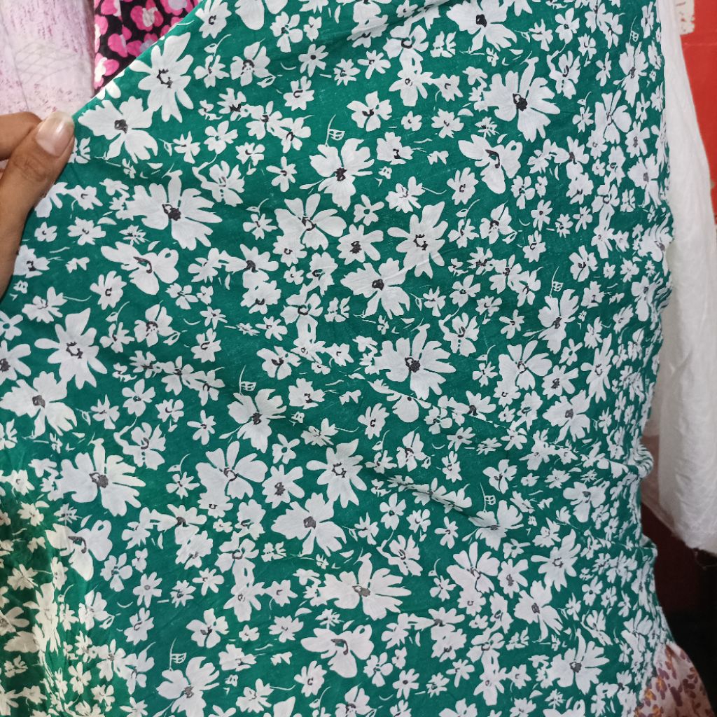 Bahan Kain Crinkle Cotton Premium Motif Floral Putih Dasar Hijau Botol Adem Jatuh (Harga Kain Per½ M