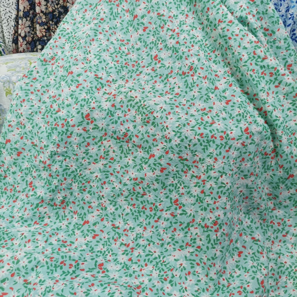 Kain Crinkle Airflow Motif Daun Bunga Tabur Kecil Hijau Mint Meteran Bahan Gamis Dress Blouse (Harga