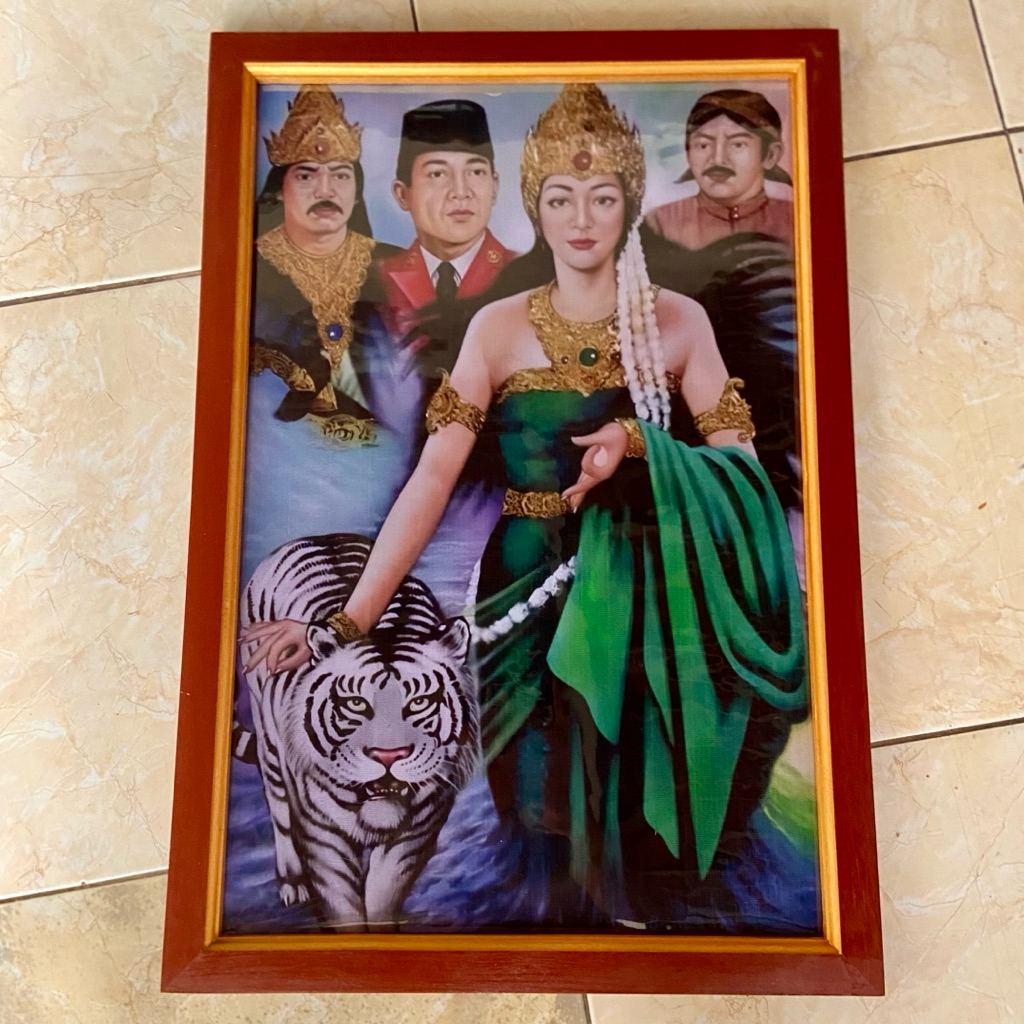 hiasan dinding Lukisan cetak nyi roro kidul plus bingkai ukuran 65cmx45cm