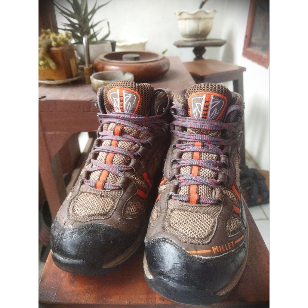 sepatu outdoor seken brand Millet sz 42