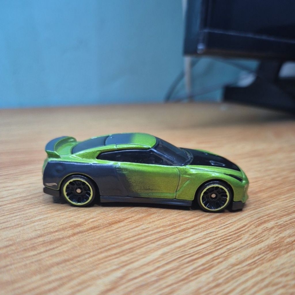 HOT WHEELS NISSAN GT-R R35 TFOX
