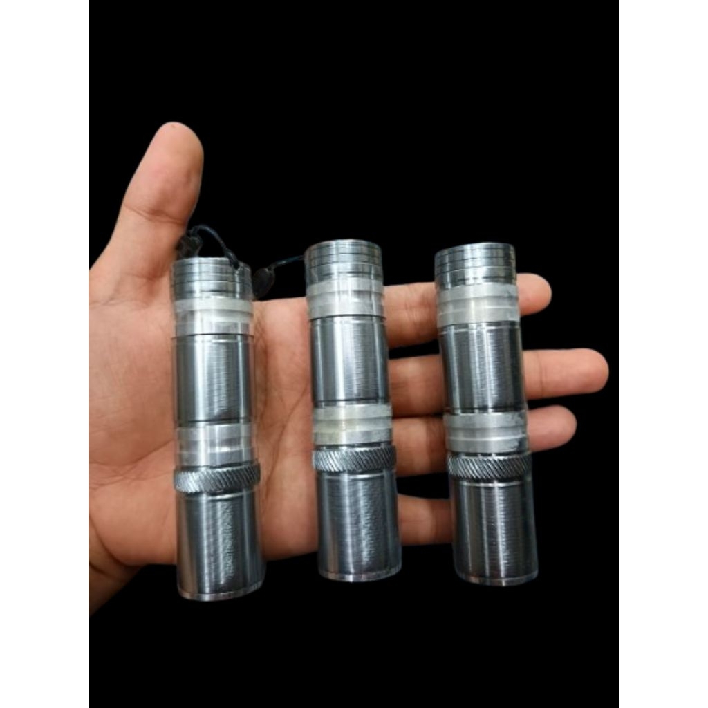 Senter mini kualitas super menggunaka 3 baterai kecil super terang dan jarak jauh
