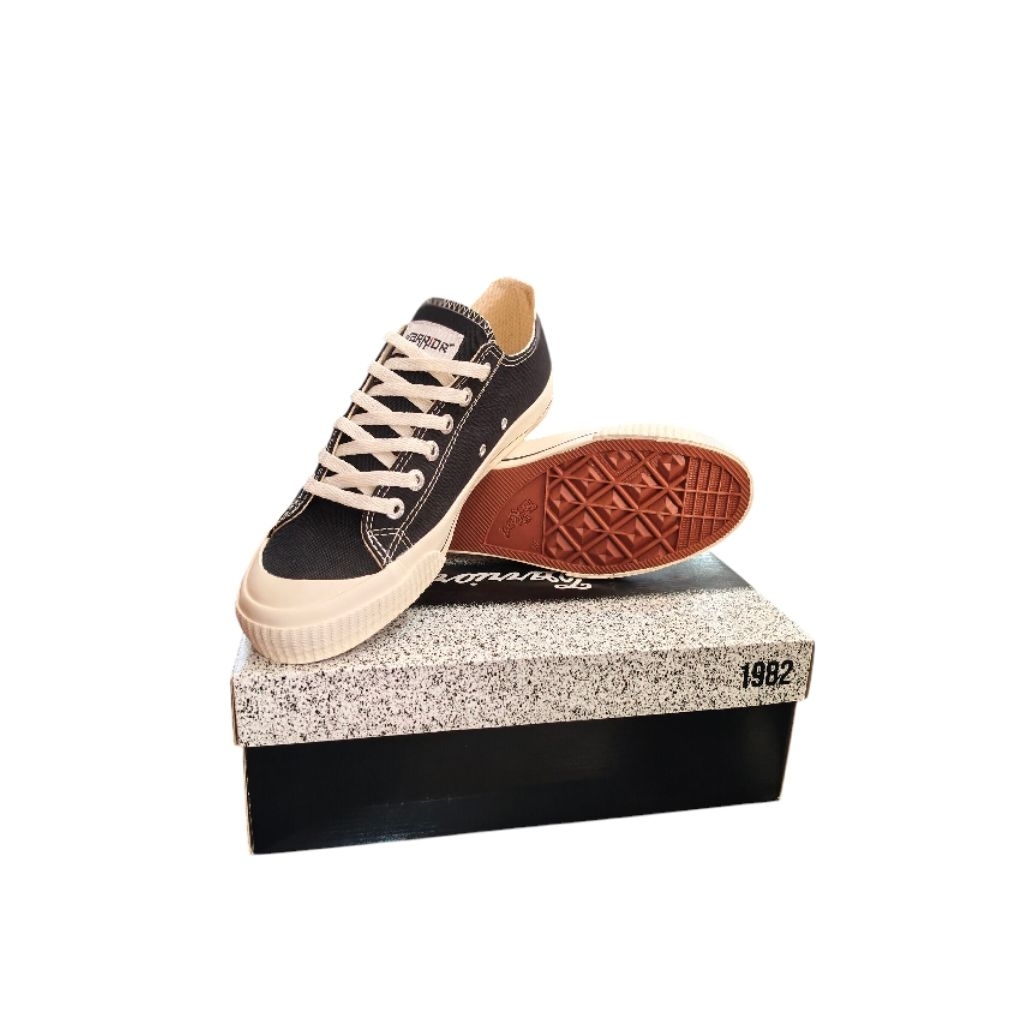 SEPATU WARRIOR VENUS LC PENDEK/sepatu sneakers sekolah kasual pria wanita hitam putih