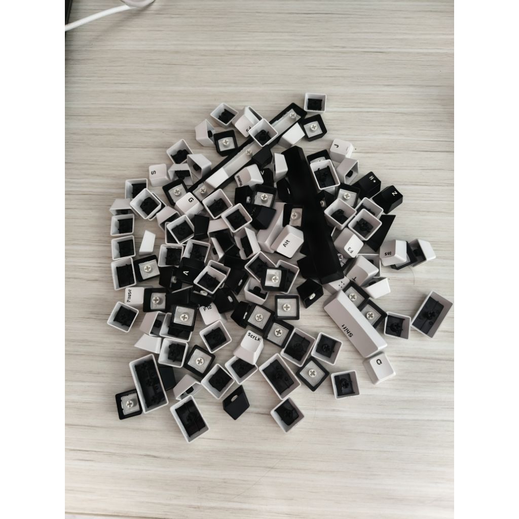 Keycaps bekas Vortexseries mono 84 (white) & fantech frost mind 61 (black)