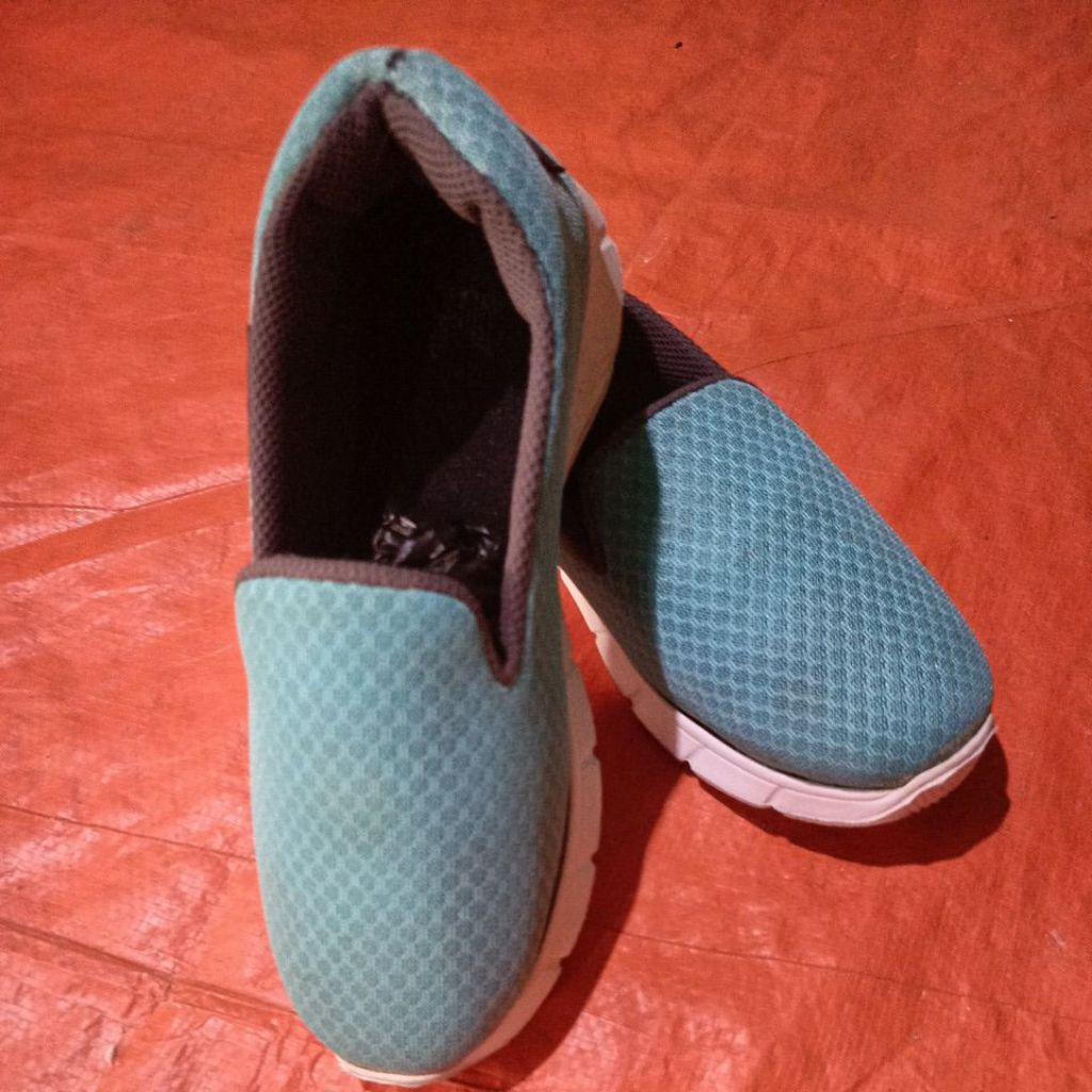 sepatu sneaker wanita tanpa tali