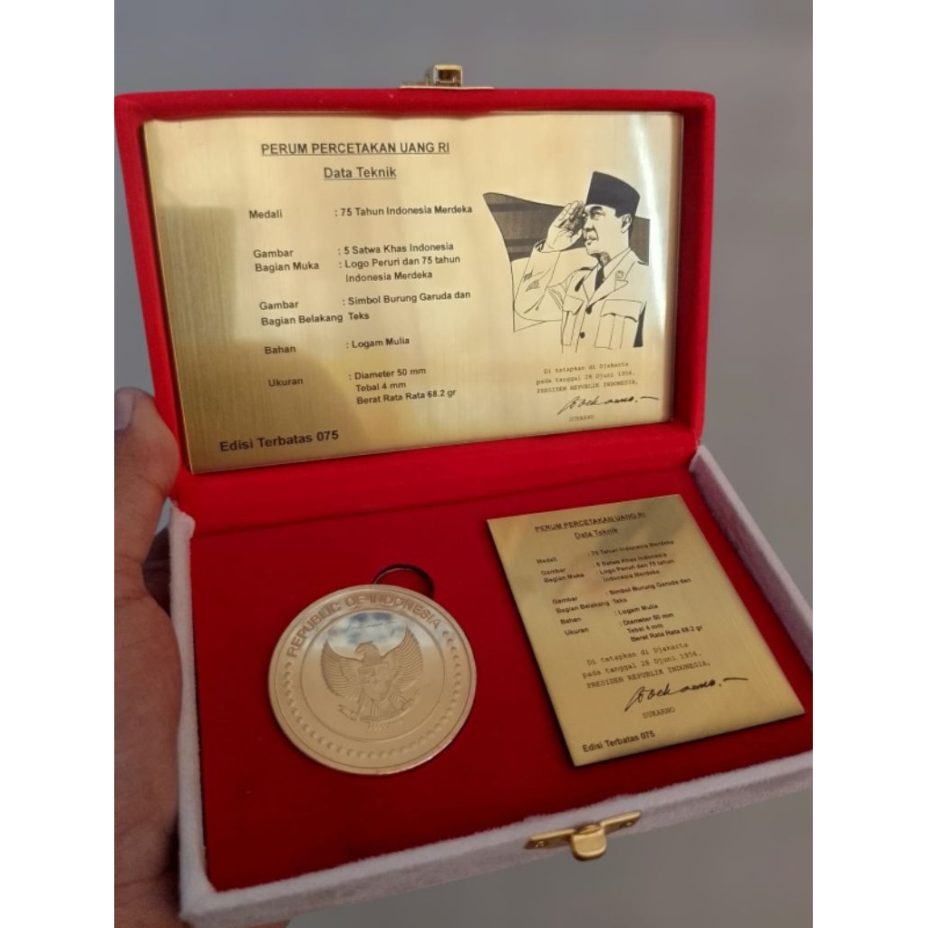 Souvenir uka uka medali Soekarno 75