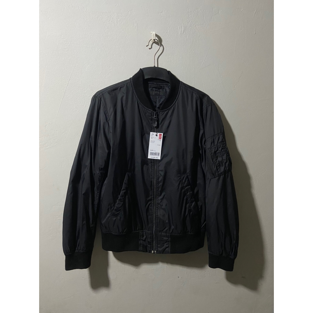 BOMBER UNIQLO HITAM