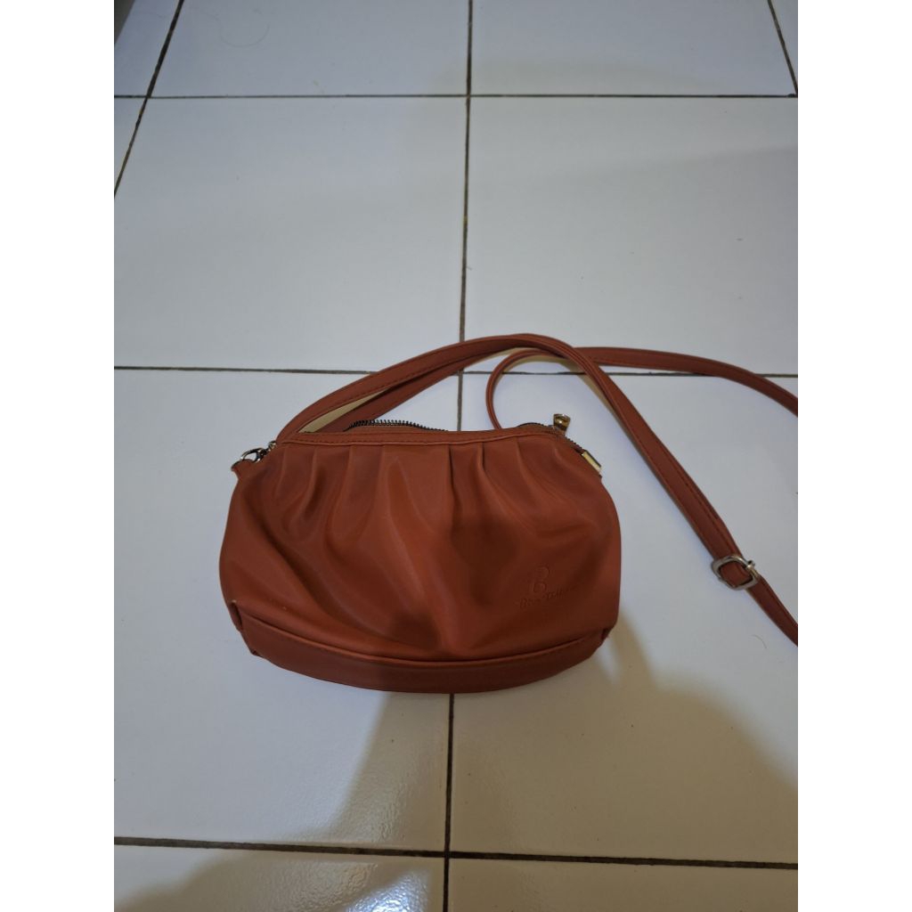 Tas selempang wanita warna coklat mocca brand biru