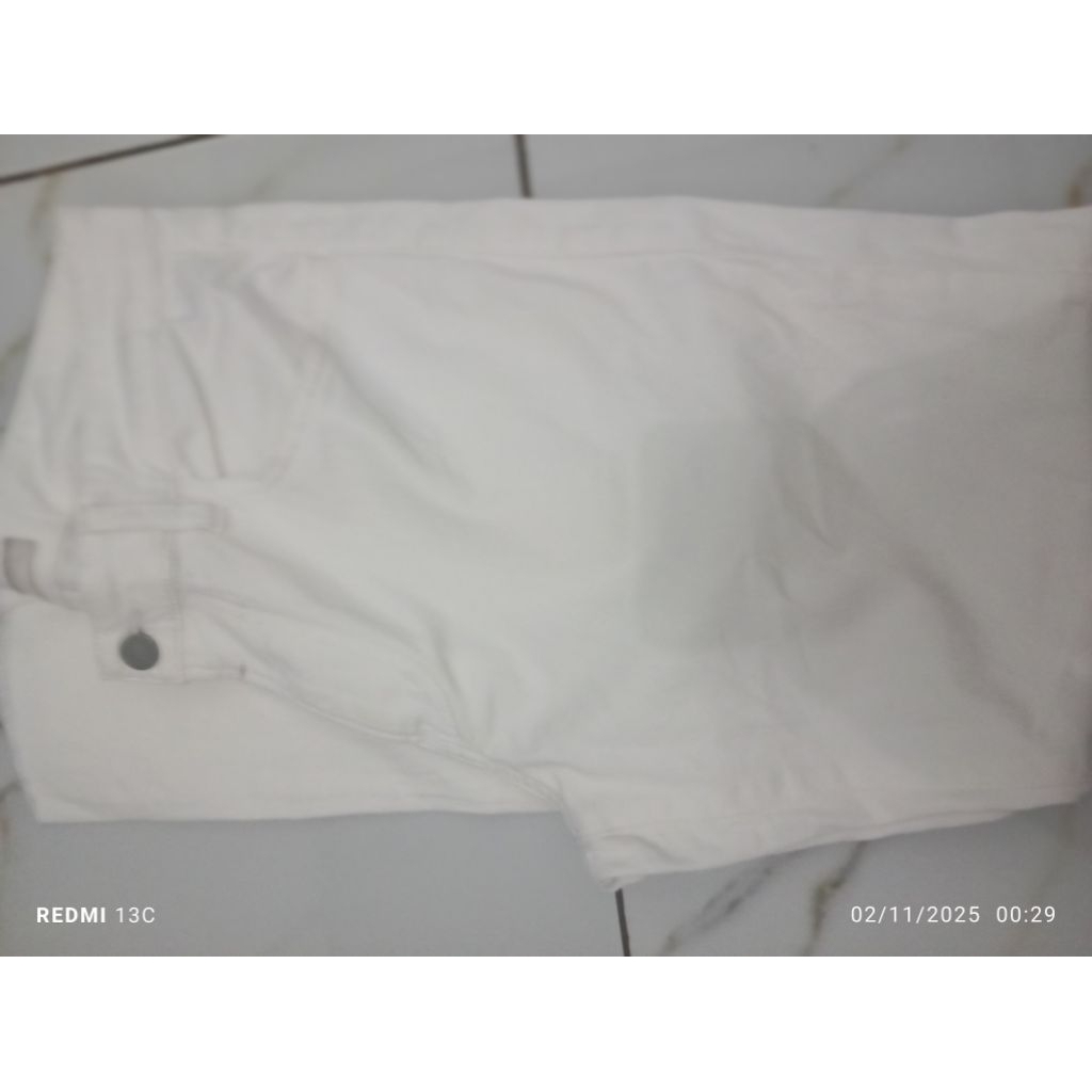 celana panjang jeans pria putih uniqlo