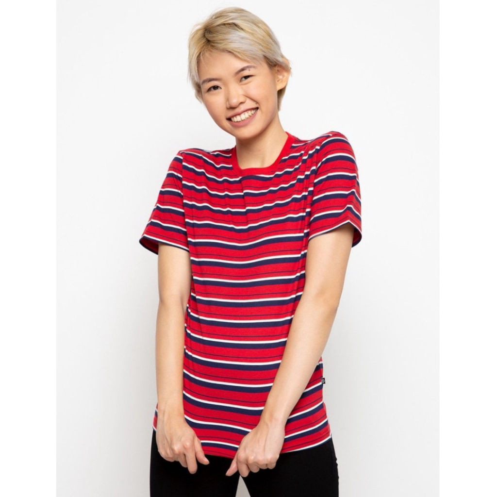 Kaos / T-Shirt Red Label Non Sablon Salur Merah Garis Biru Putih (Unisex, untuk Pria & Wanita)