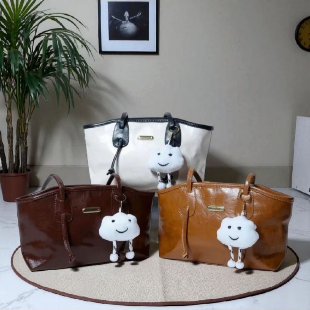 tas model bahu terkini cocok bagi ibu ibu yang ingin membawa perlengkapan bayi maupun kosmetik