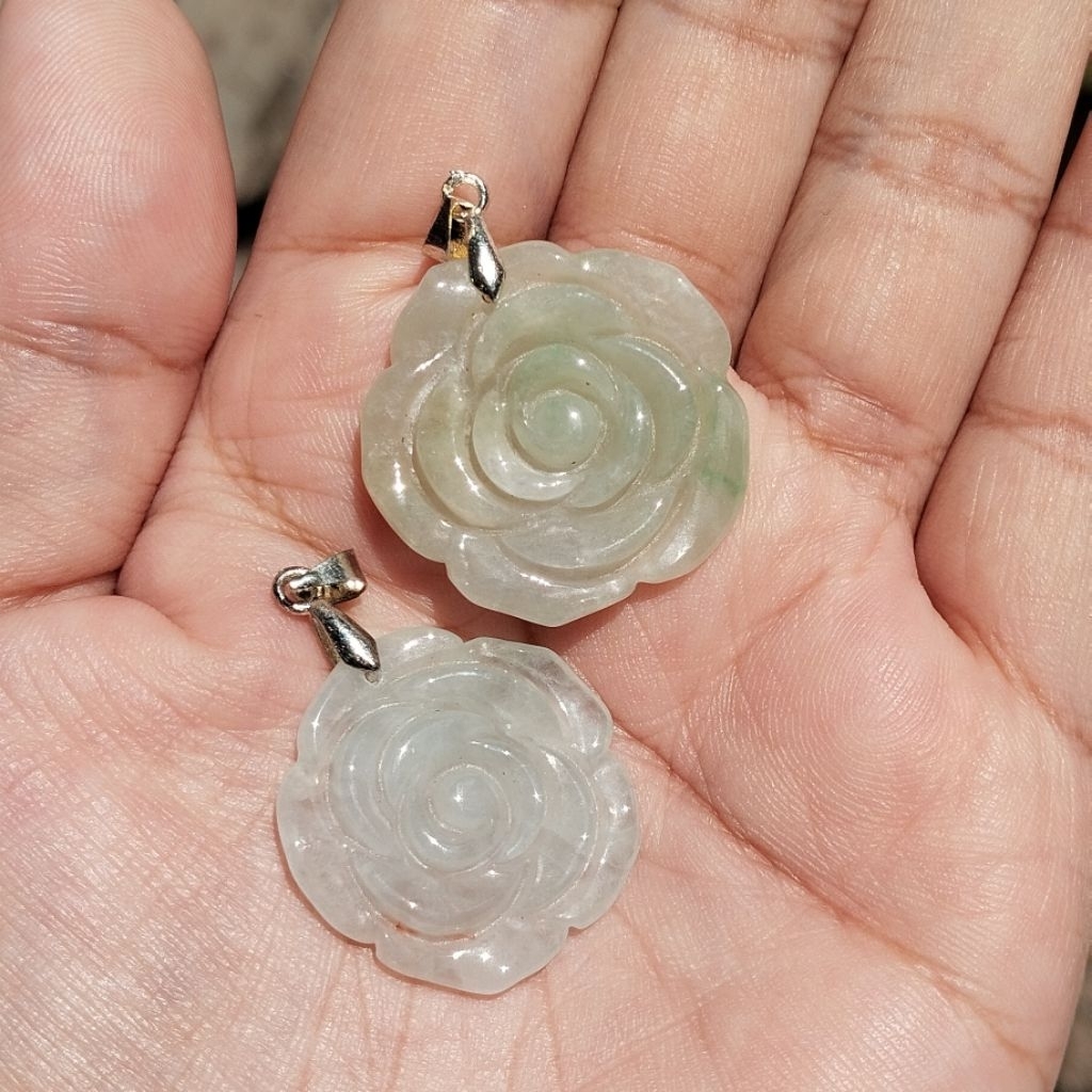 Liontin Batu Giok Bunga Mawar