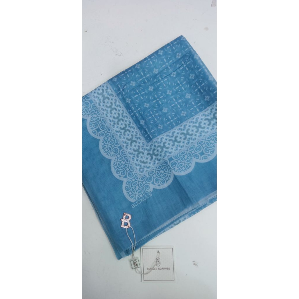 BUCKLE SCARVES biru putih /Jilbab segiempat motif