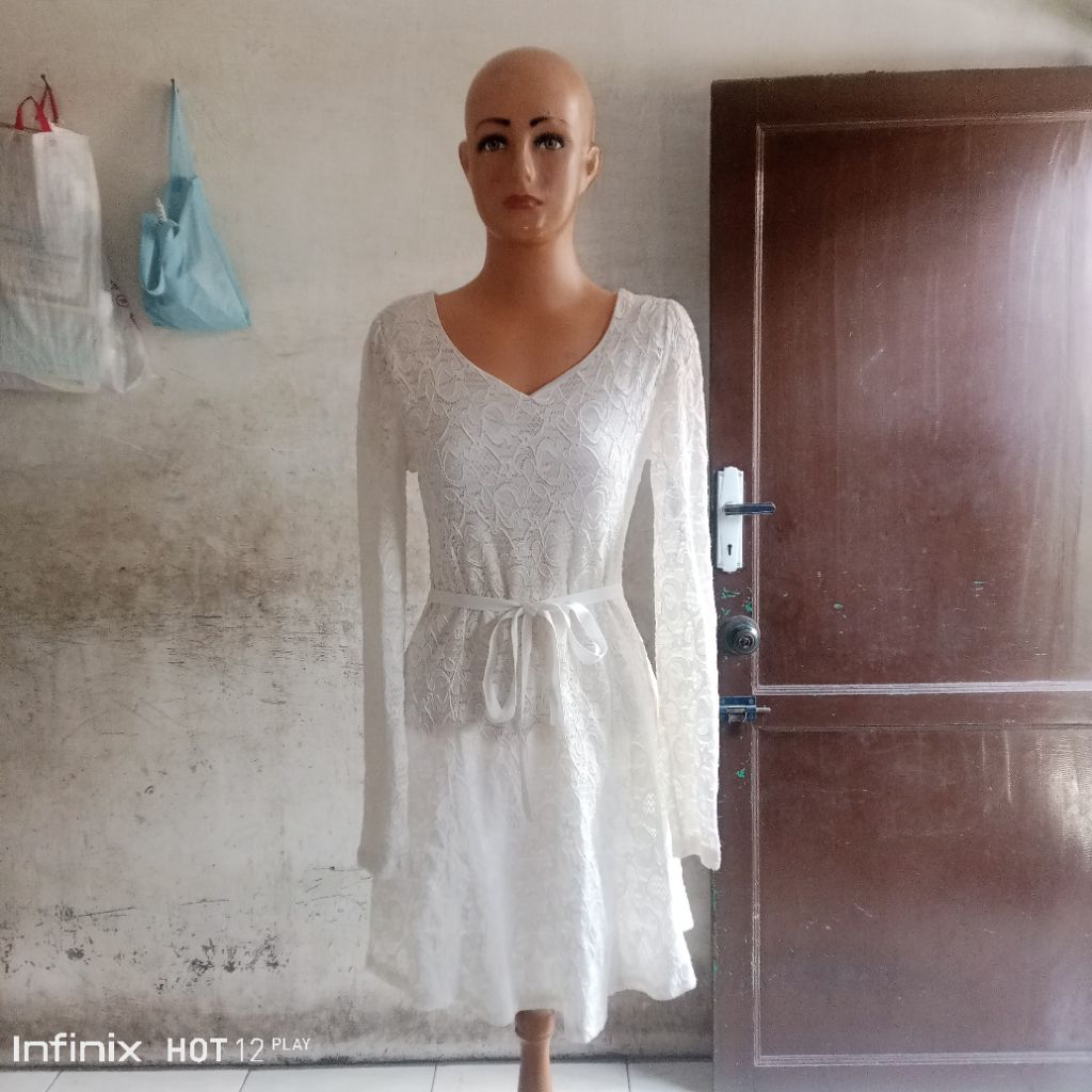 Dress Brokat Putih V-Neck