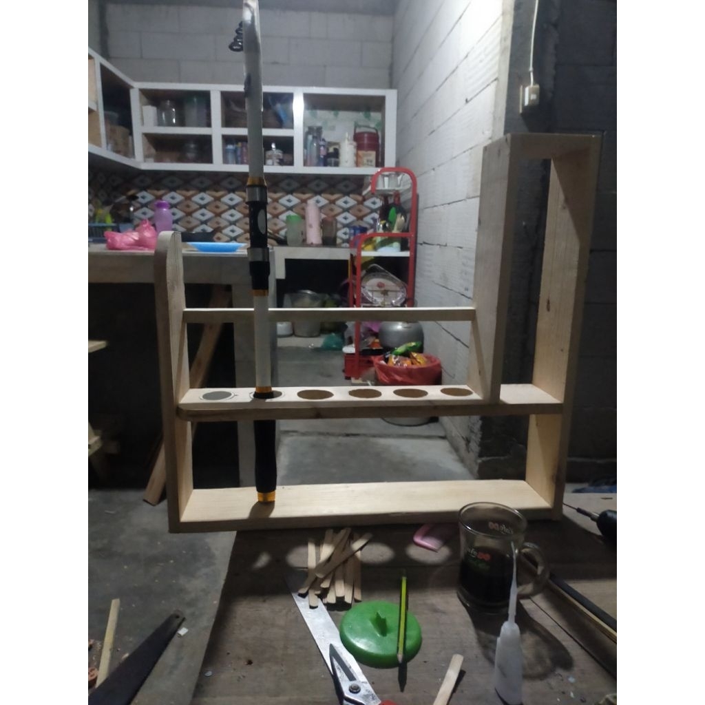 rak pancing tempel dinding