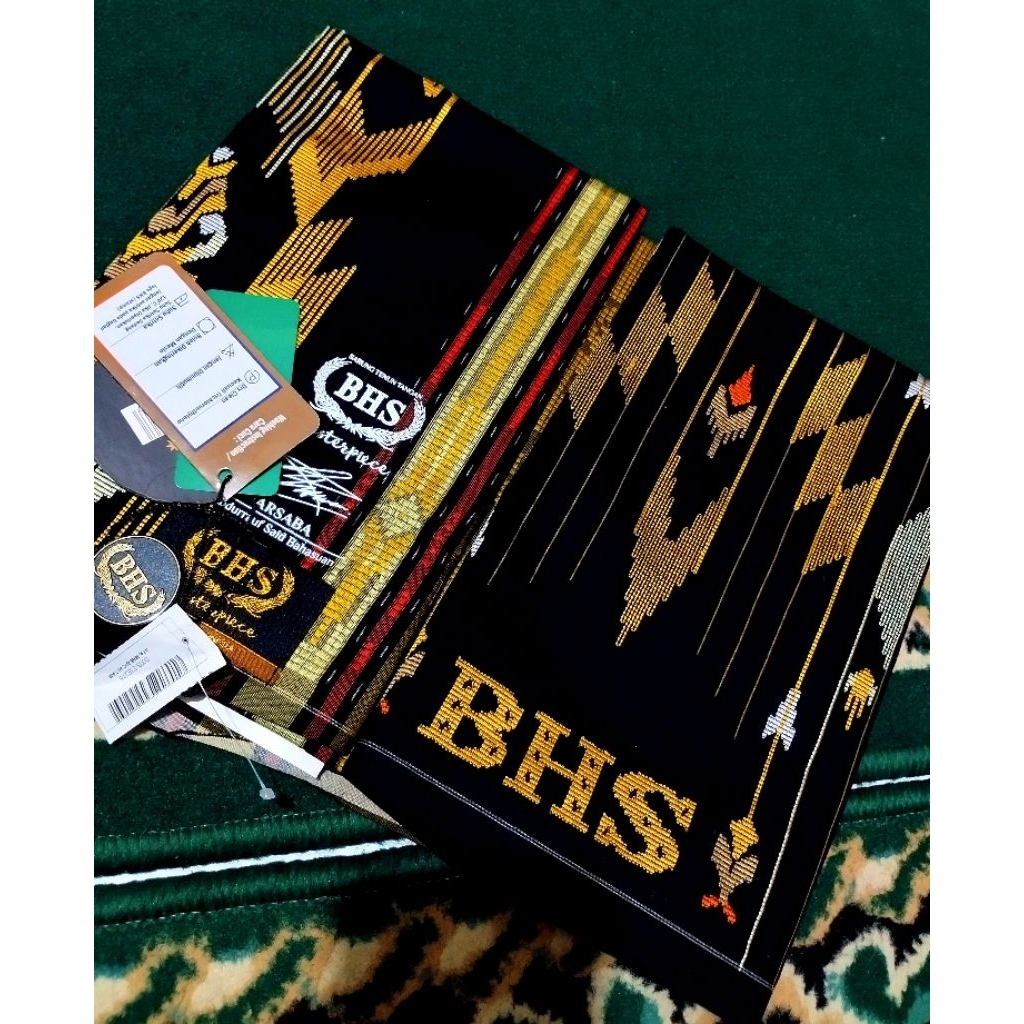 SARUNG BHS MASTERPIECE GOLD MOTIF SIC 2023 MOTIF MAHKOTA LANGKA WARNA HITAM KOMBINASI EMAS