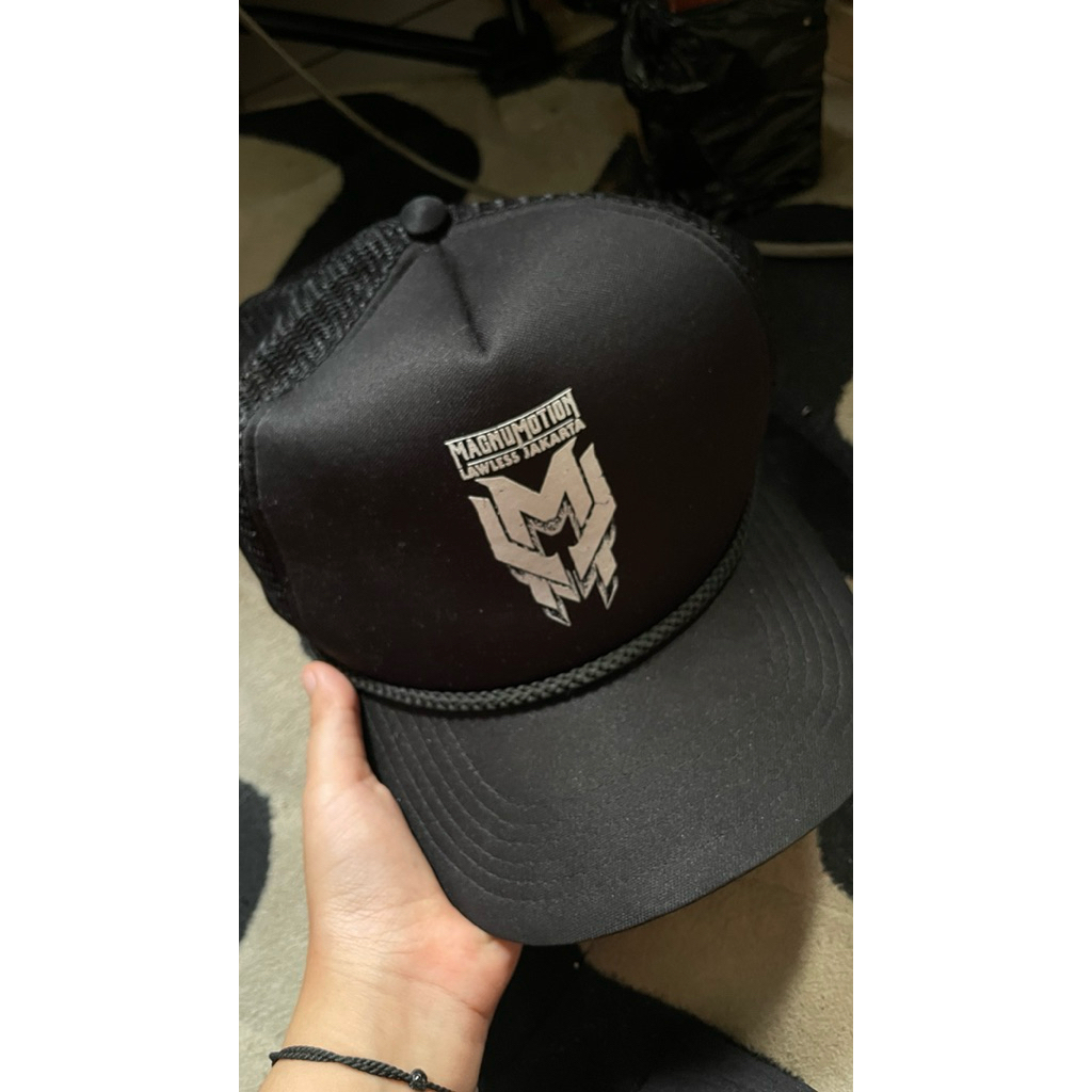 Topi Trucker Hat LAWLESS
