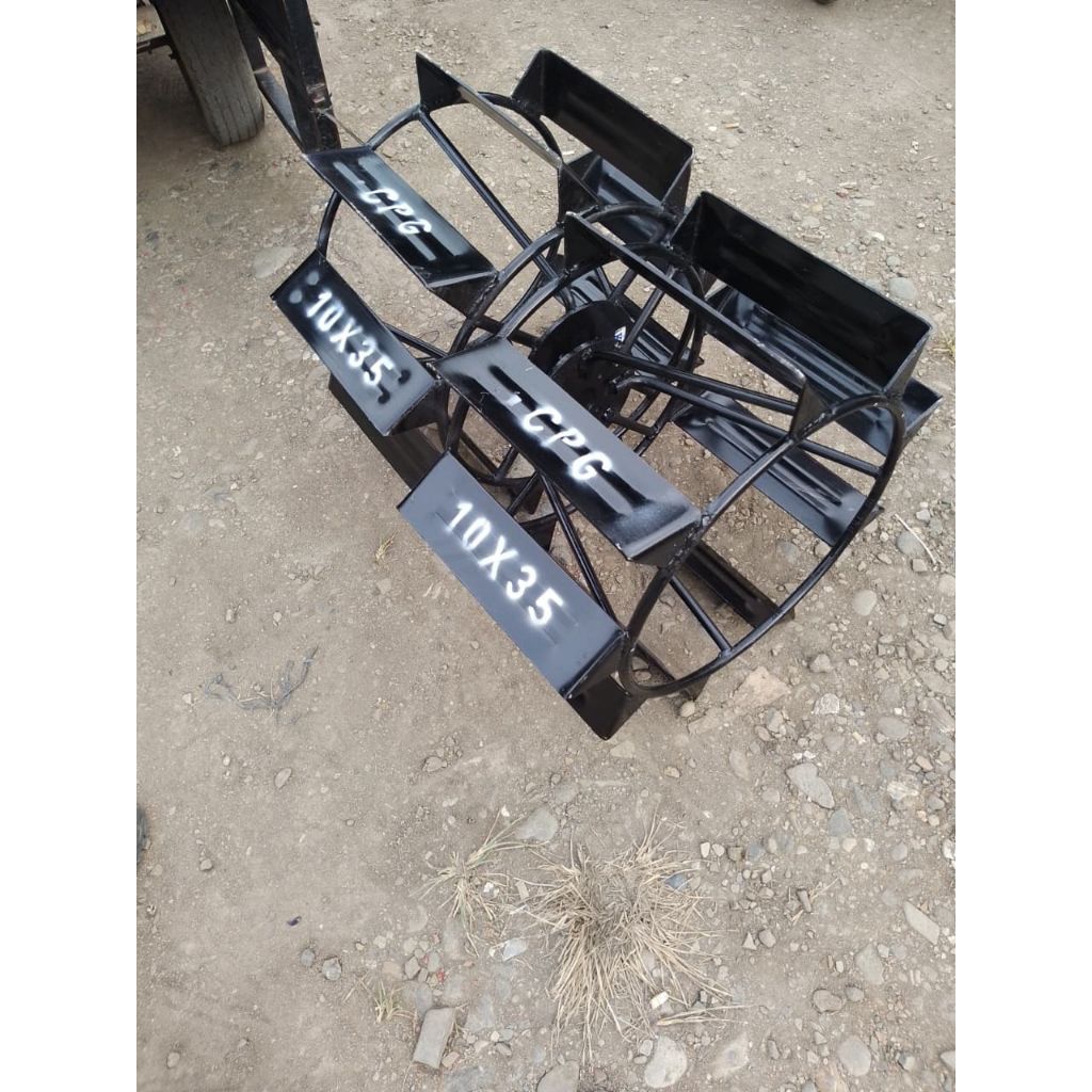 satu pasang roda besi traktor capung