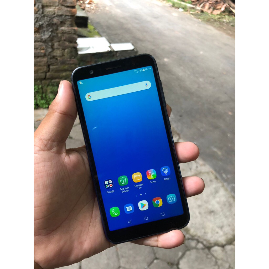Azus Zenfone max pro m1 handphone second kondisi normal siap pake ram 3/32