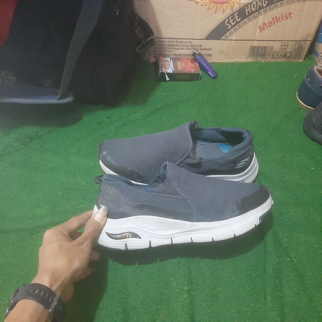 SEPATU SLIP ON SKECHERS / SLIP ON