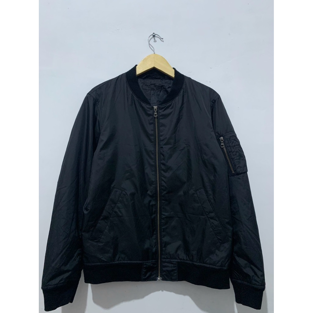 Uniqlo Bomber Hitam