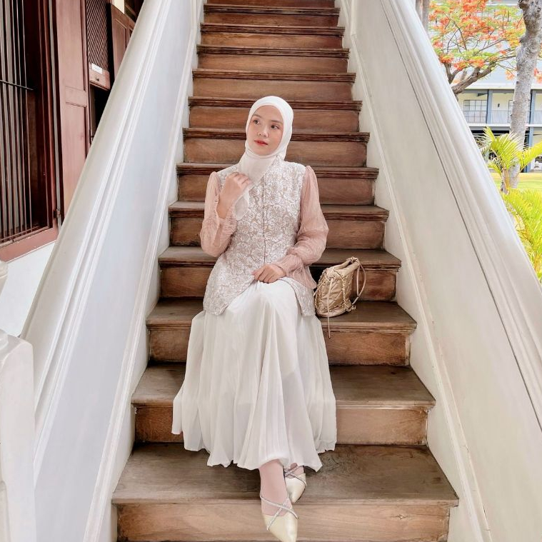 Delova Wardrobe - Kebaya Laksmita Bordir Embos Jaguard Modern Wisuda Lamaran