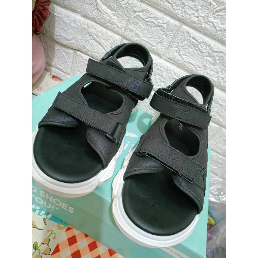 PRELOVED LIKE NEW SEPATU KRONIKEL