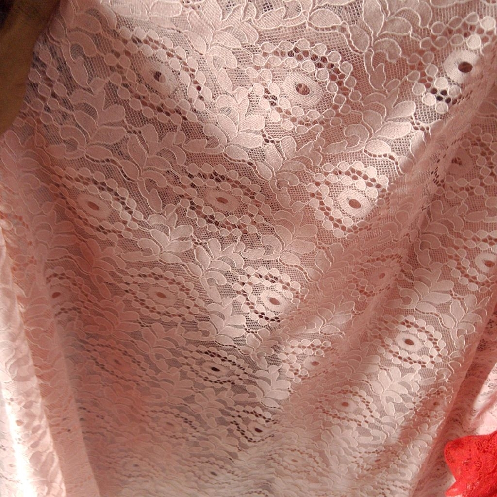 Kain Brokat Renda Motif Bunga & Daun Rapat Warna Peach / Salmon Muda Meteran Lbt