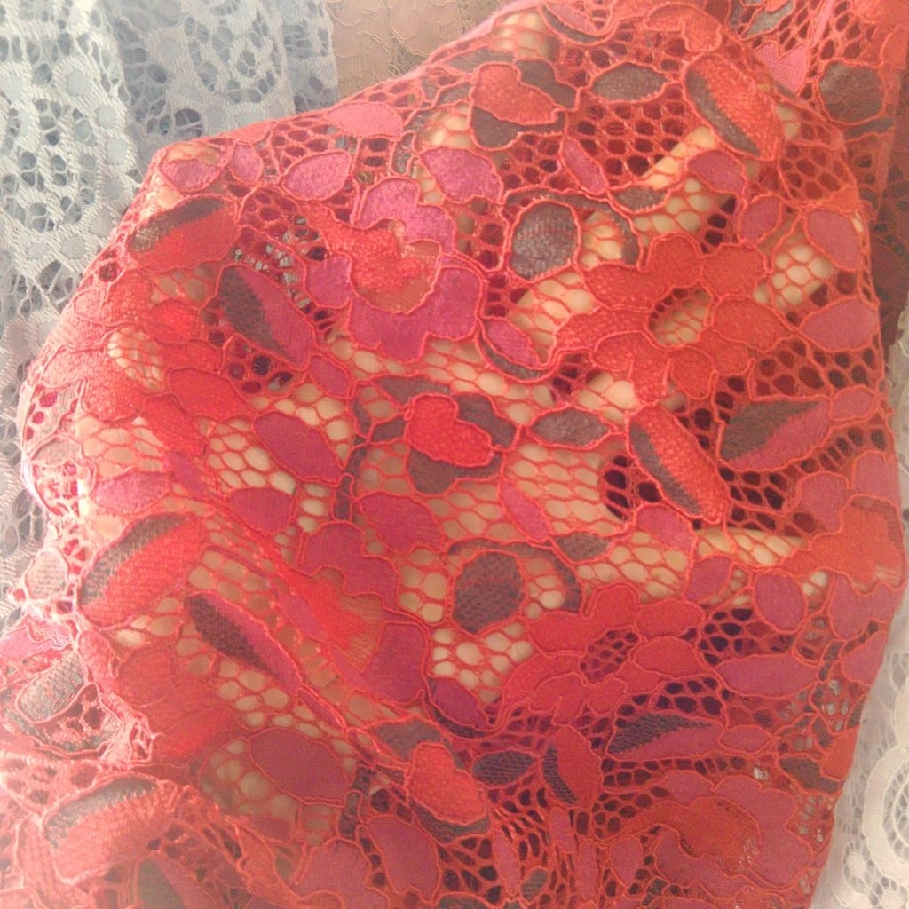 Kain Brokat Tebal Merah Cabe / Merah Marun Motif Bunga Besar Bahan Kebaya Imlek Gamis Pesta lbt