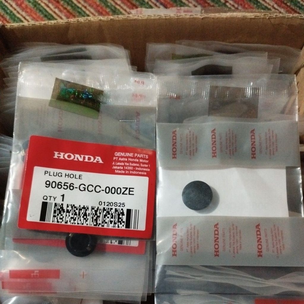 90656-GCC-000ZE PLUG HOLE TUTUP LUBANG BAGASI BEAT VARIO 125 ORI HONDA