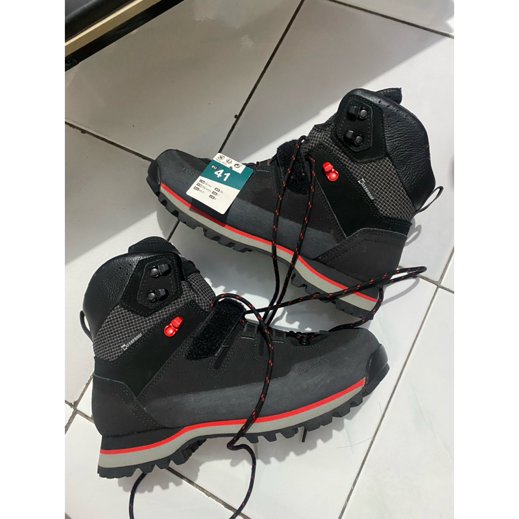 Sepatu Gunung Decathlon trek 700 waterproof dan sol vibram
