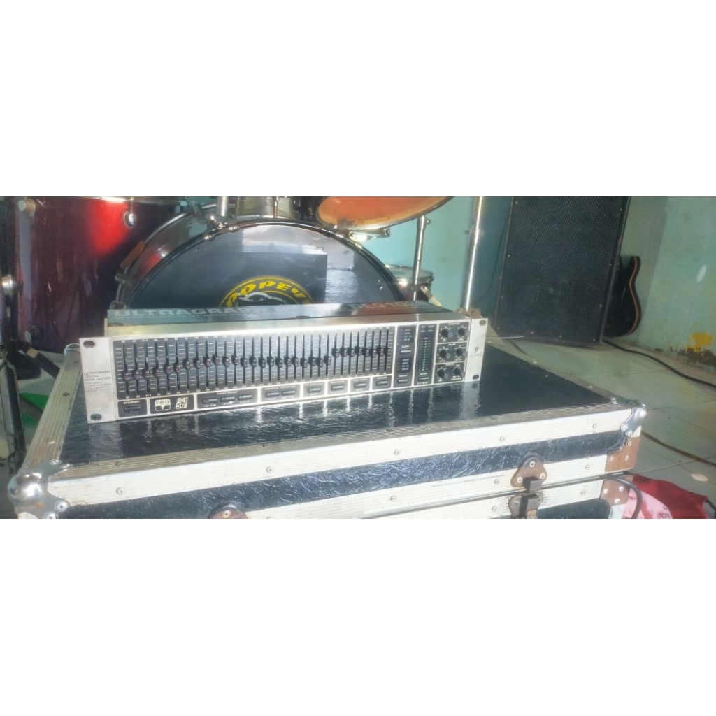 Equalizer behringer DEQ1024