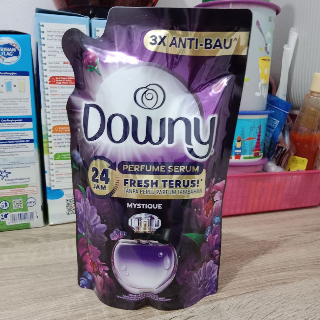 Downy Premium Parfume Pewangi Pakaian 720 ml
