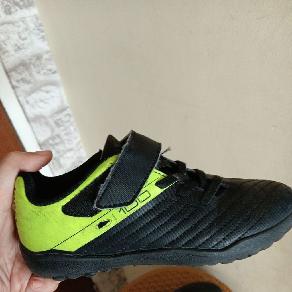 Preloved Sepatu Futsal Kipsta Anak anak strip hijau