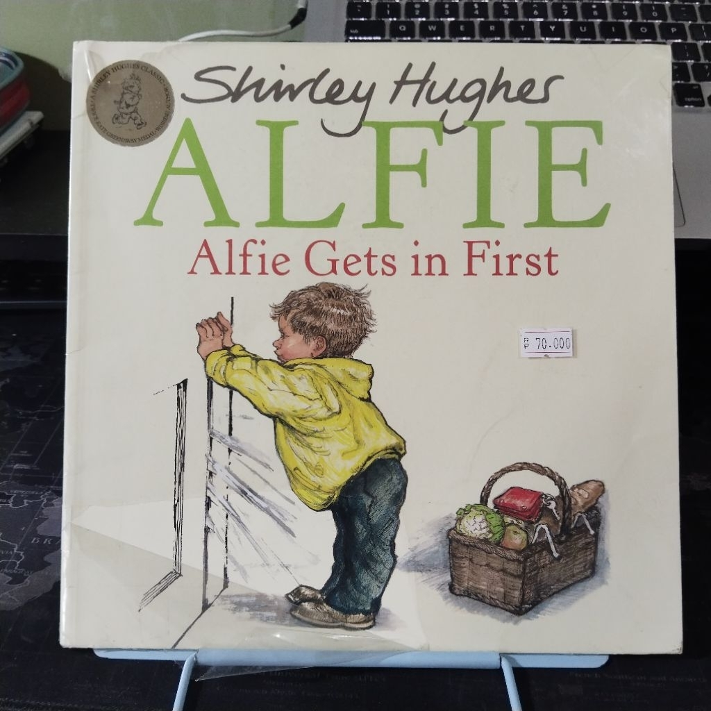 Buku anak Shirley Hughes ALFIE - ALFIE GETS IN FIRST