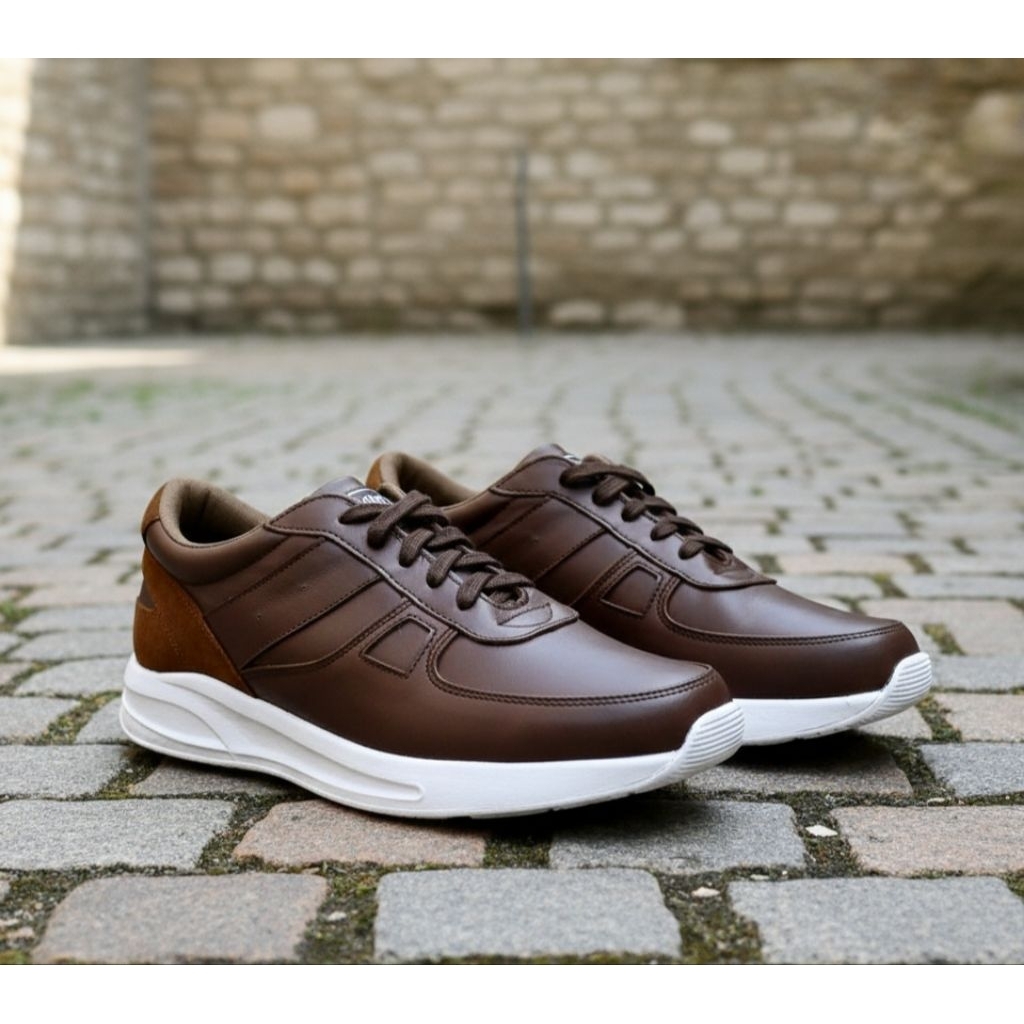 Sepatu Sneakers Pria Kulit Asli