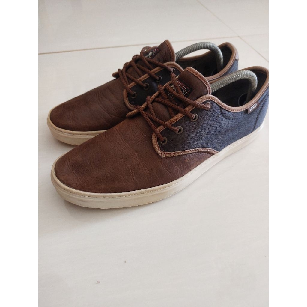 sepatu casual kulit vans otw
