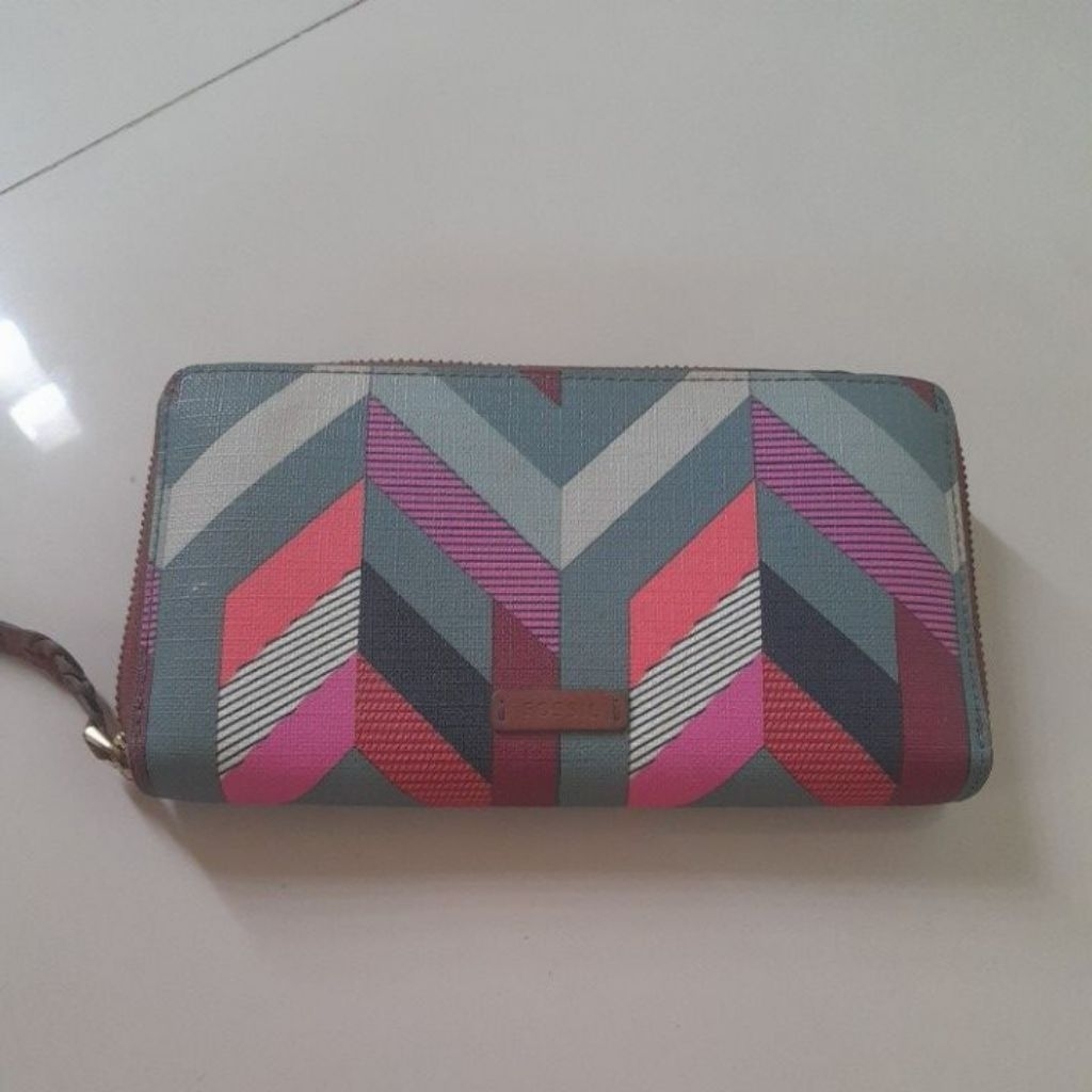 Preloved dompet panjang fossil motif monogram