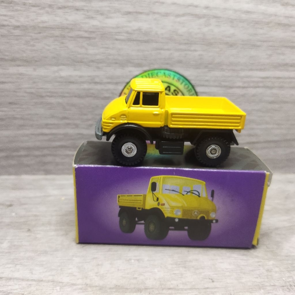 tomica japan mercedes benz unimog kuning