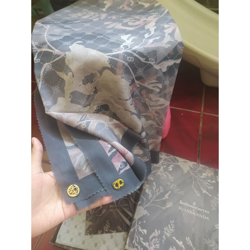 preloved buttonscarves x ria miranda