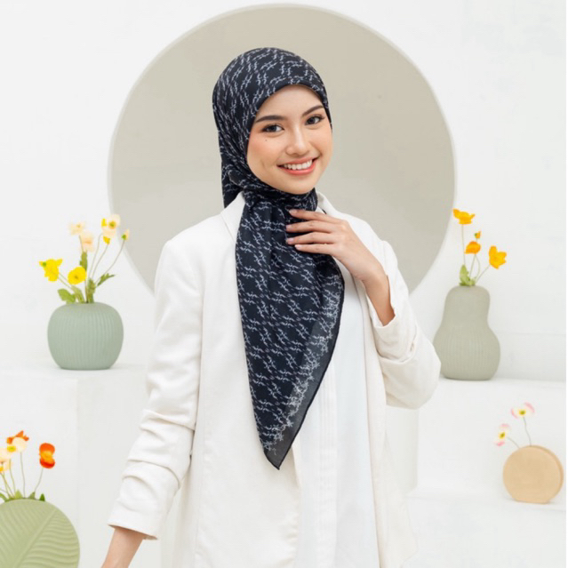 Amira Black Hijab Square Motif Bahn Voal Premium Ukuran 115x115 | Hijab Printing Voal Premium Jahit 
