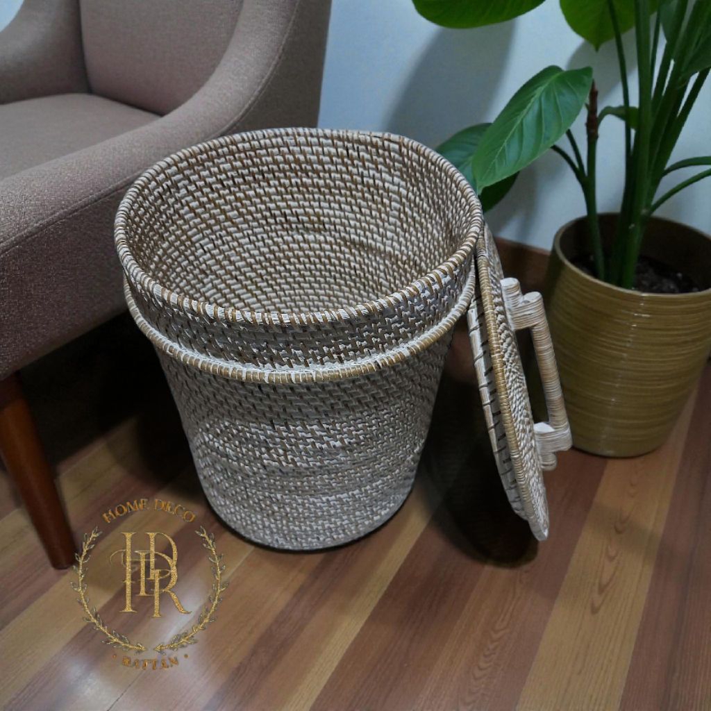 TEMPAT SAMPAH TUTUP WHITE WASH ROTAN ATE ANYAMAN LOMBOK Bahan Alami Ukuran 26x30cm Handmade Kualitas