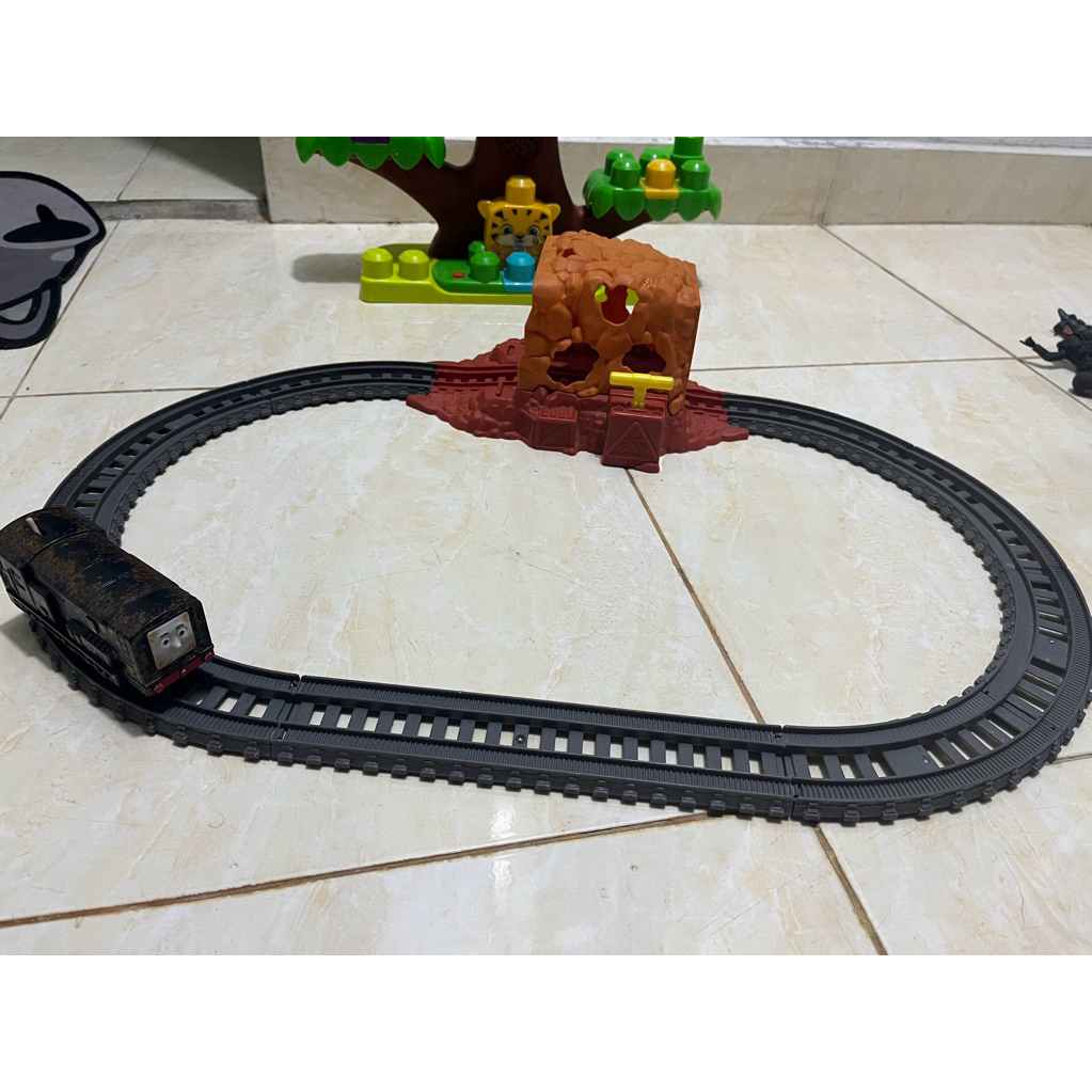 Mainan Rel Kereta Thomas Brand Tomy