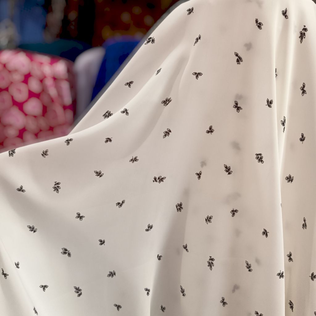 kain wolfis motif bunga kecil dasar putih