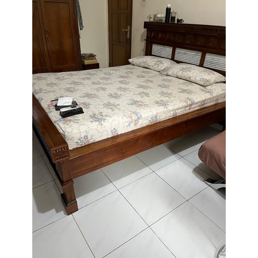 Tempat tidur Jati Plus spring bed ukuran Queen bekas istimewa