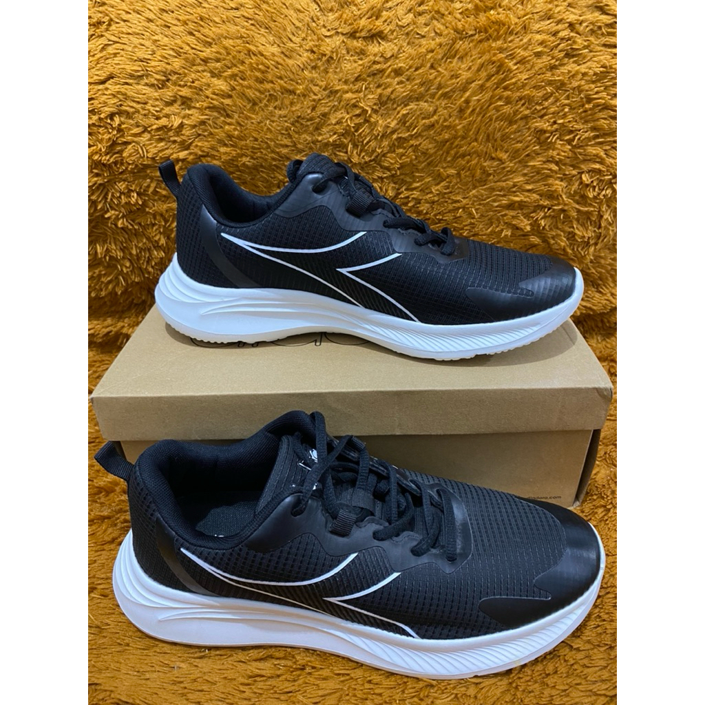 SEPATU HITAM PUTIH ORIGINAL DIADORA SIZE 42