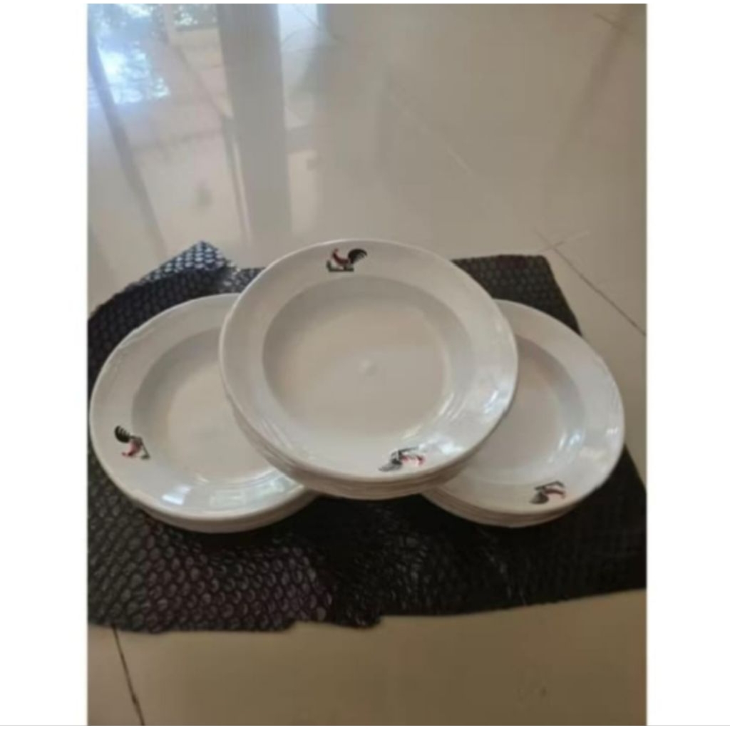 piring makan keramik putih